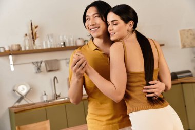 Sevgi dolu bir çift güzel evlerinde kucaklaşır, birbirlerine sevgi ve sıcaklık saçarlar..