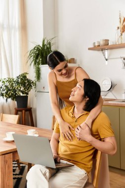 Parlak bir yaşam alanında, bir çift, aşklarını ve bağlantılarını sevgiyle anarken neşeyle etkileşir..