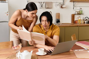 İki ortak, rahat evlerinde bir projeyi tartışarak birlikte kaliteli zaman geçirmekten zevk alır..