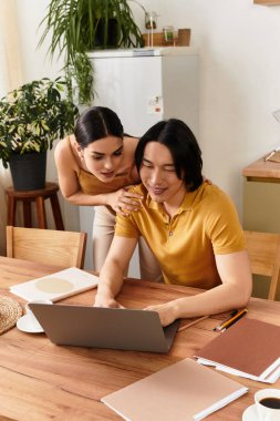 Sevgi dolu bir çift, büyüleyici evlerinde dizüstü bilgisayarla iş birliği yaparken kahkaha ve sıcaklığı paylaşır..