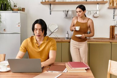 Bir çift evde sıcak bir anın tadını çıkarırken kadın ona kahve getiriyor..