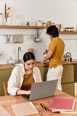 Birkaçı rahat mutfaklarında vakit geçiriyor, biri çalışıyor, diğeri çay yapıyor..