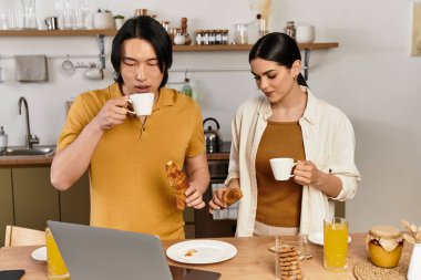 Çiftler sıcak mutfaklarında kahve ve kruvasanlarla keyifli bir kahvaltı yapıyorlar..