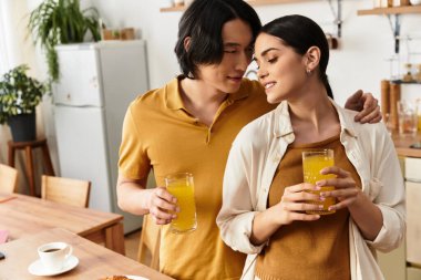 Mutlu bir çift, sıcak mutfaklarında ferahlatıcı içecekler paylaşır..