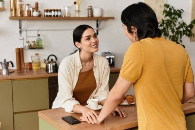 Parlak sabah ışığı, çiftler birbirini severken, gülümsemeyi paylaşırken sıcaklığı arttırır.