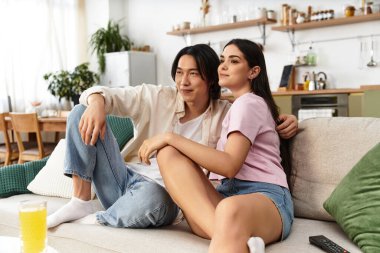 Bir çift evlerinde rahat bir kanepede rahatlar, birbirlerine eşlik ederler..