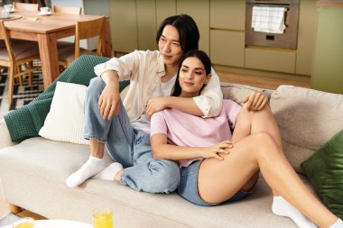 Samimi bir bağ, bir çift sıcak bir ev ortamında birbirine eşlik ederken parlar..