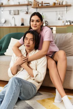 Bir çift sıcak yaşam alanlarında tatlı anlar paylaşır..