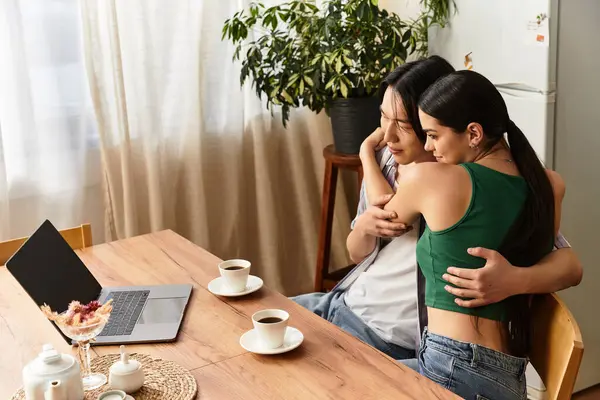 Bir çift, yemek masasında kahve ve arkadaşlığını sevgiyle paylaşıyor..