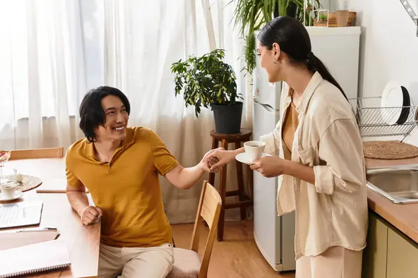 Birbirine eşlik eden çiftler evlerinde kahveyi ve şefkatli gülümsemeyi paylaşırlar..