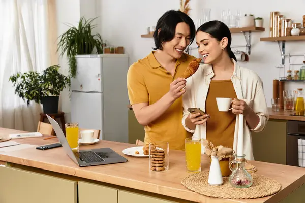 Bir çift birbirine eşlik etmekten hoşlanır, sıcak mutfaklarında birlikte atıştırmalık ve içeceklerin tadını çıkarırlar..