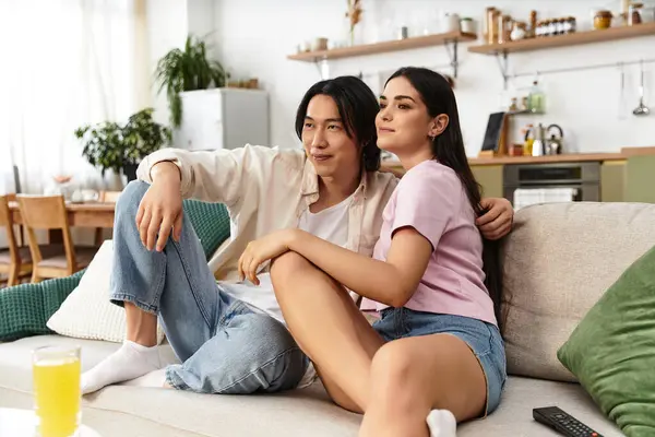 Bir çift evlerinde rahat bir kanepede rahatlar, birbirlerine eşlik ederler..