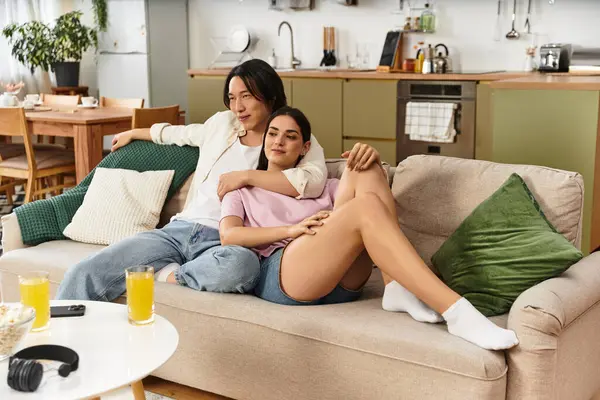 Bir çift, kanepede birlikte vakit geçirmekten zevk alır. Sevgi ve bağ yayarlar..