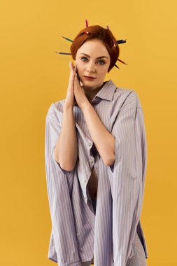 Parlak sarı arka plan, sanatsal yeteneği olan genç bir kadının eşsiz tarzının altını çiziyor.