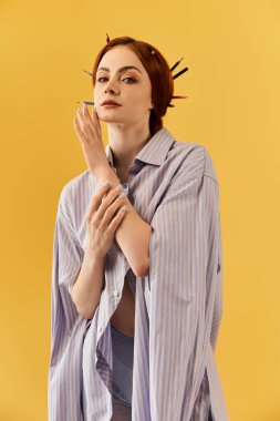 Tarz sahibi genç bir kadın, sakin bir ifade sergilerken kendine güvenini sergiler..