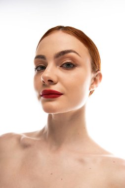 Çekici genç bir kadın büyüleyici bir ifade ve kusursuz bir ciltle güzelliğini sergiliyor..