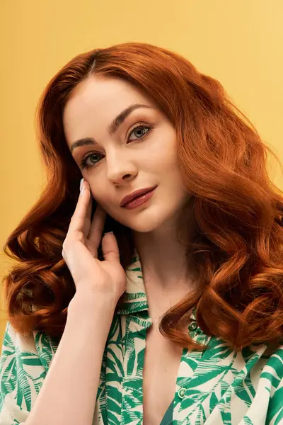 Zarif bukleleri olan genç bir kadın cazibesini sergiliyor ve kendine hakim oluyor..