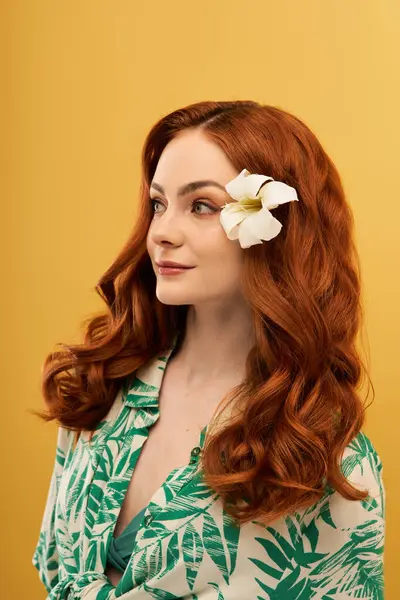 Bu güzel kadın çarpıcı özelliklerini ve şık kıyafetlerini sergiliyor, canlı bir ruhu çağrıştırıyor..