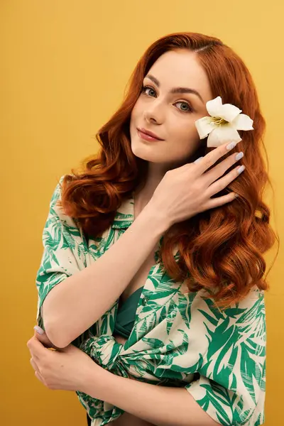 Kızıl saçlı ve çiçekli genç bir kadın çarpıcı bir şekilde güzelliğini ön plana çıkarıyor..