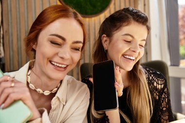 Arkadaşlar notları incelerken ve şık bir kafede sohbet ederken hafif bir anın tadını çıkarırlar..