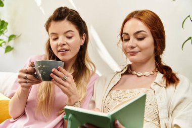 Bitkilerle dolu şık bir kafe ortamında iki genç kadın kahve içerken hikayelerini paylaşıyor..