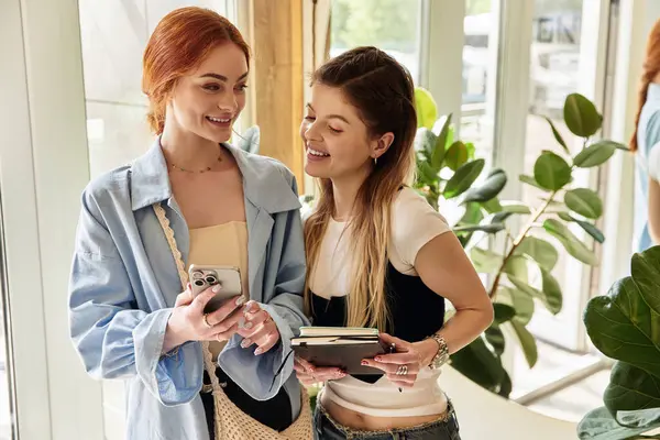 Parlak bir kafede birlikte vakit geçiren iki genç kadın, gülücüklerini ve hikayelerini paylaşıyorlar..