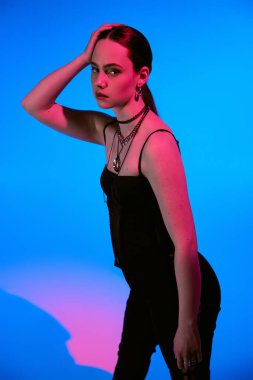 Güzel genç bir kadın moda anlayışını çarpıcı renklerle sergiliyor..