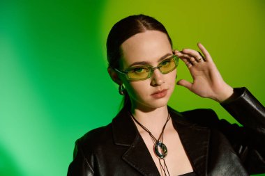 Şık siyah elbiseli kendine güvenen genç bir kadın eşsiz bir aksesuar takar..