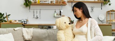 Bekleyen anne, zarif ve davetkar yaşam alanında oyuncak ayıyla hassas bir anın tadını çıkaracaktır..