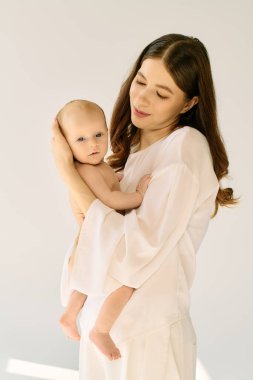 Genç bir kadın evinde huzurlu bir anı sevgiyle kucaklıyor..