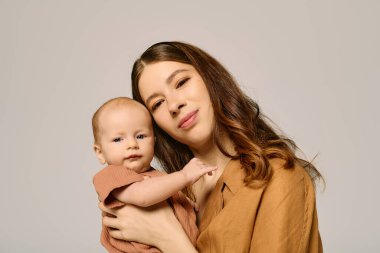 Neşeli, genç bir anne bebeğini kucağına alır. Huzurlu bir yuvada sevgi ve mutluluk saçar..