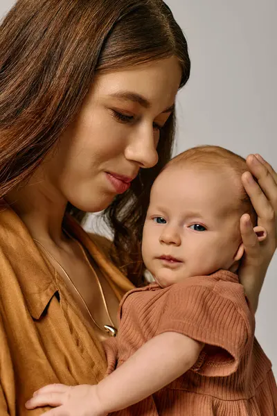 Genç bir anne sevgi dolu bir şekilde çocuğunu sıcak, modern bir ev ortamında kucaklar..