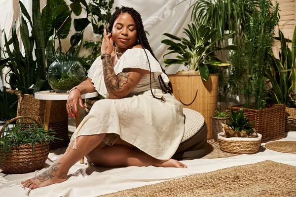 Örgülü neşeli bir zenci kadın yeşilliklerin arasında zarif bir yaz elbisesi içinde poz veriyor..