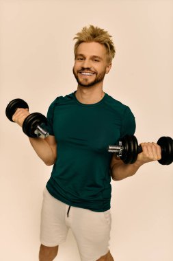 Neşeli ve zinde genç bir adam halterleri tutuyor, egzersiz sırasında pozitiflik ve güven yayıyor..
