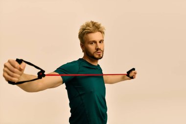 Kararlı bir genç adam spor yapıyor, parlak bir mekanda spor yapıyor..