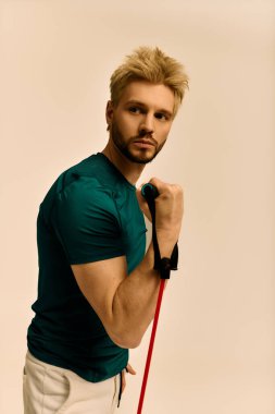 Genç adam antrenman yaparken gücünü gösteriyor. Formda olduğunu ve odaklandığını gösteriyor..