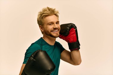 Enerjik genç adam, canlı bir stüdyoda yeteneklerini sergilerken boks yapmayı seviyor..