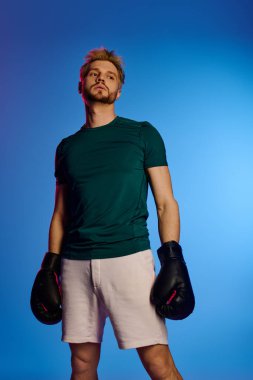 Atletizm konusunda kararlı genç adam boks maçı için hazırlanıyor..