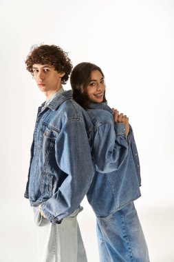 Genç çift aşk ve tarz yayıyor, kot giyerken ilişkilerini gösteriyorlar..