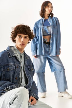 Genç bir çift, şık kıyafetleriyle, parlak ve modern bir mekanda aşk ve tarz yayar..