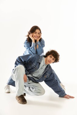 Moda giysileri içinde, aşklarını ve moda anlayışlarını bir stüdyoda sergileyen büyüleyici bir çift..