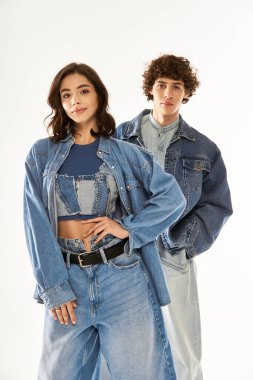 Genç çift, bir stüdyoda sevgi ve bağlantı yayarken şık kot kıyafetlerini sergiliyor..