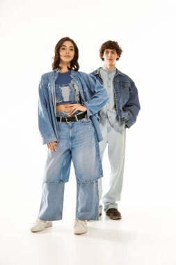 Şık, genç bir çift, şık bir kot pantolon içinde aşklarını minimalist bir arka planda sergiliyor..