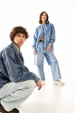 Şık bir çift, aşklarını ve moda anlayışlarını parlak, minimalist bir stüdyoda sergiliyor..