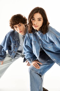 Şık bir çift, aşklarını neşeli bir kotla sergiliyor..