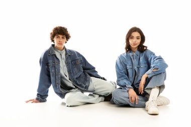 Parlak arka plan, genç ve şık bir çiftin birlikte hassas bir anı paylaştığının altını çiziyor..