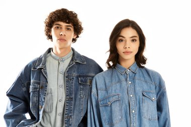 Genç çift, gösterişli kot kıyafetlerini gösterirken sevgi ve güven yayıyorlar..