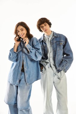 Parlak bir ortamda, şık bir çift, sevgilerini göstererek neşeli bir anı paylaşır..