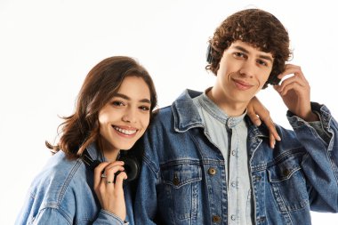 Eşleşen kot ceketli mutlu çift, birlikte müzik dinlemekten hoşlanıyor, sevgilerini ve tarzlarını gösteriyorlar..