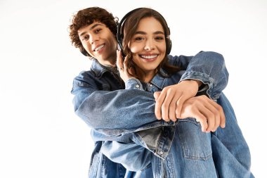 Tarz sahibi çift, neşeli bir atmosferde birbirlerini kucaklıyor, gülümsüyor ve müzikten keyif alıyorlar..